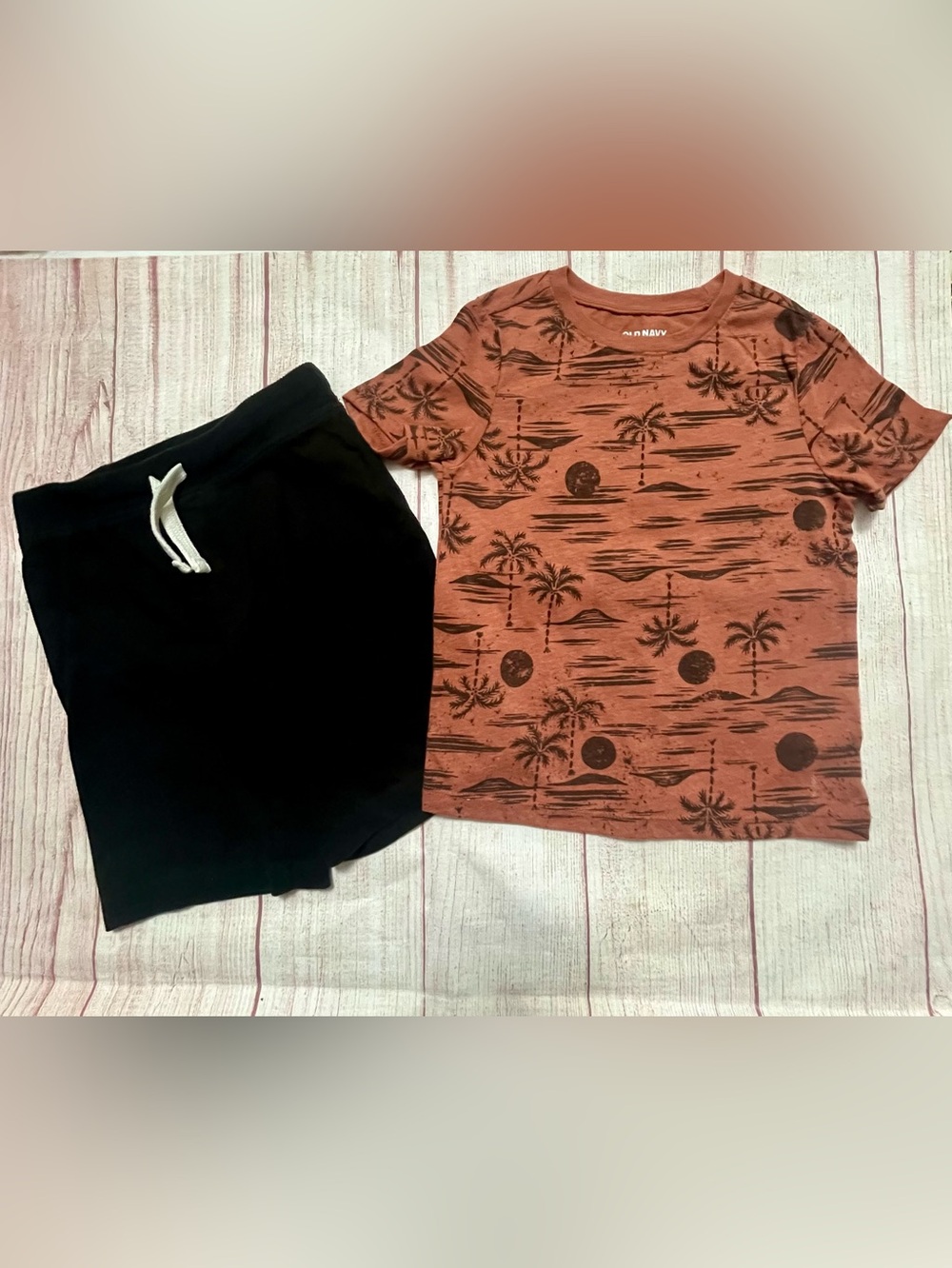 Old Navy 5T Outfit Shorts/Tee Island Theme